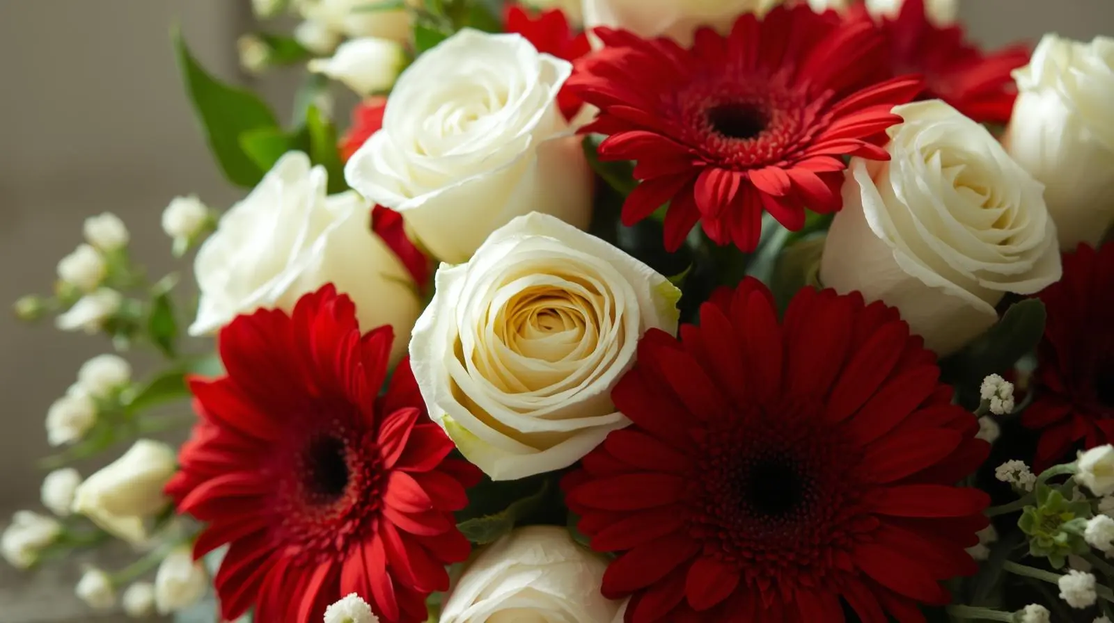 Con rosas blancas elegante y equilibrado