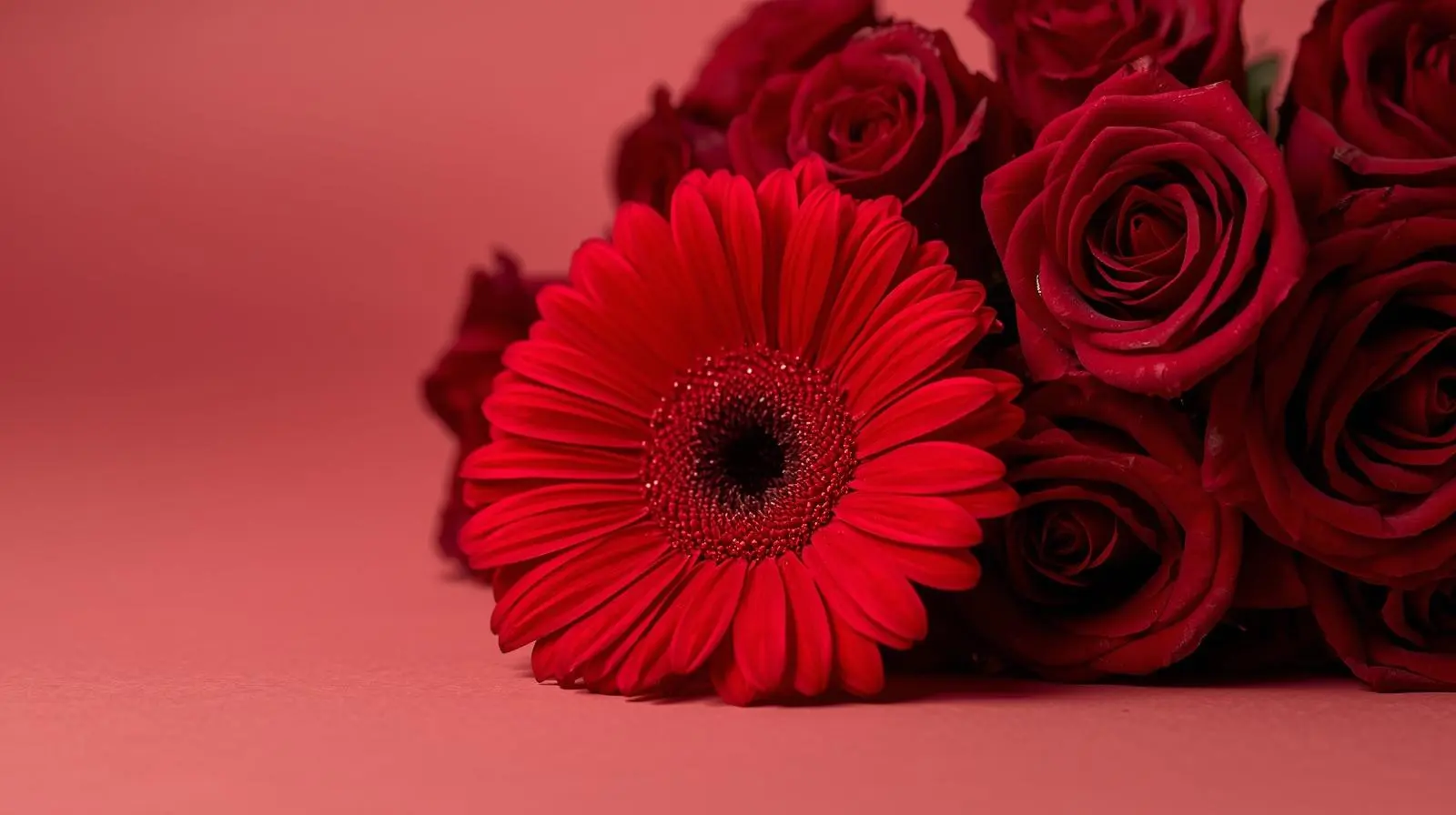 Con rosas rojas → ramo romantico clasico